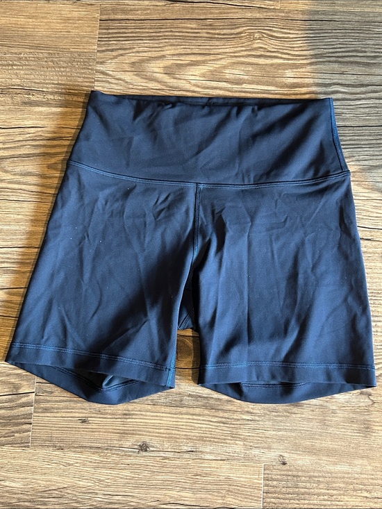 lululemon athletica Pants - Brand new lululemon athletica Wunder Train Contour Bike Shorts (6 inch)